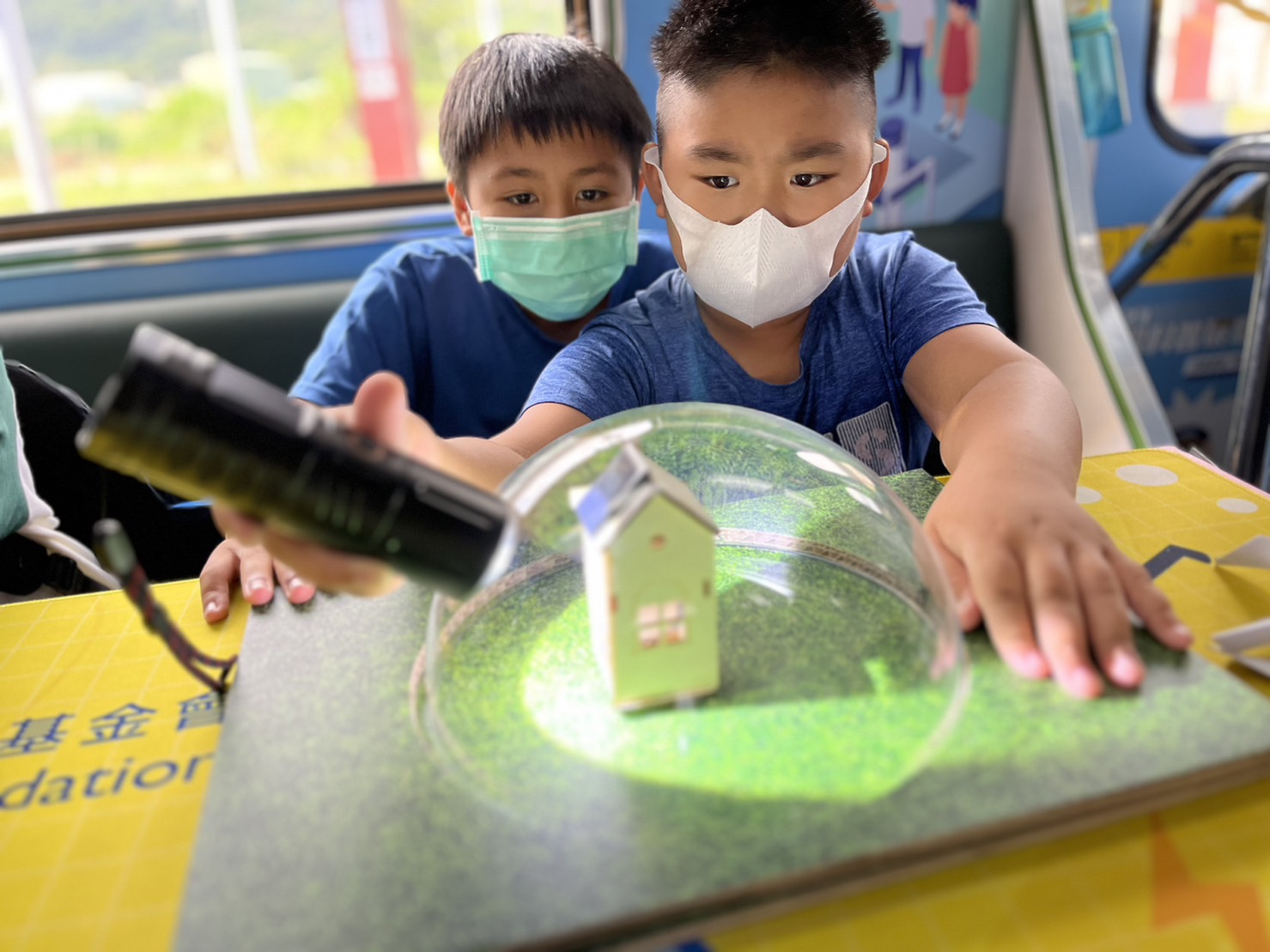 尊龙凯龙时官网进入參與基礎科學主題車廂，以STEAM教學精神，設計「逐日科學家」、「太陽能工程師」以及「淨零建築師」三大能源科普課程和實驗