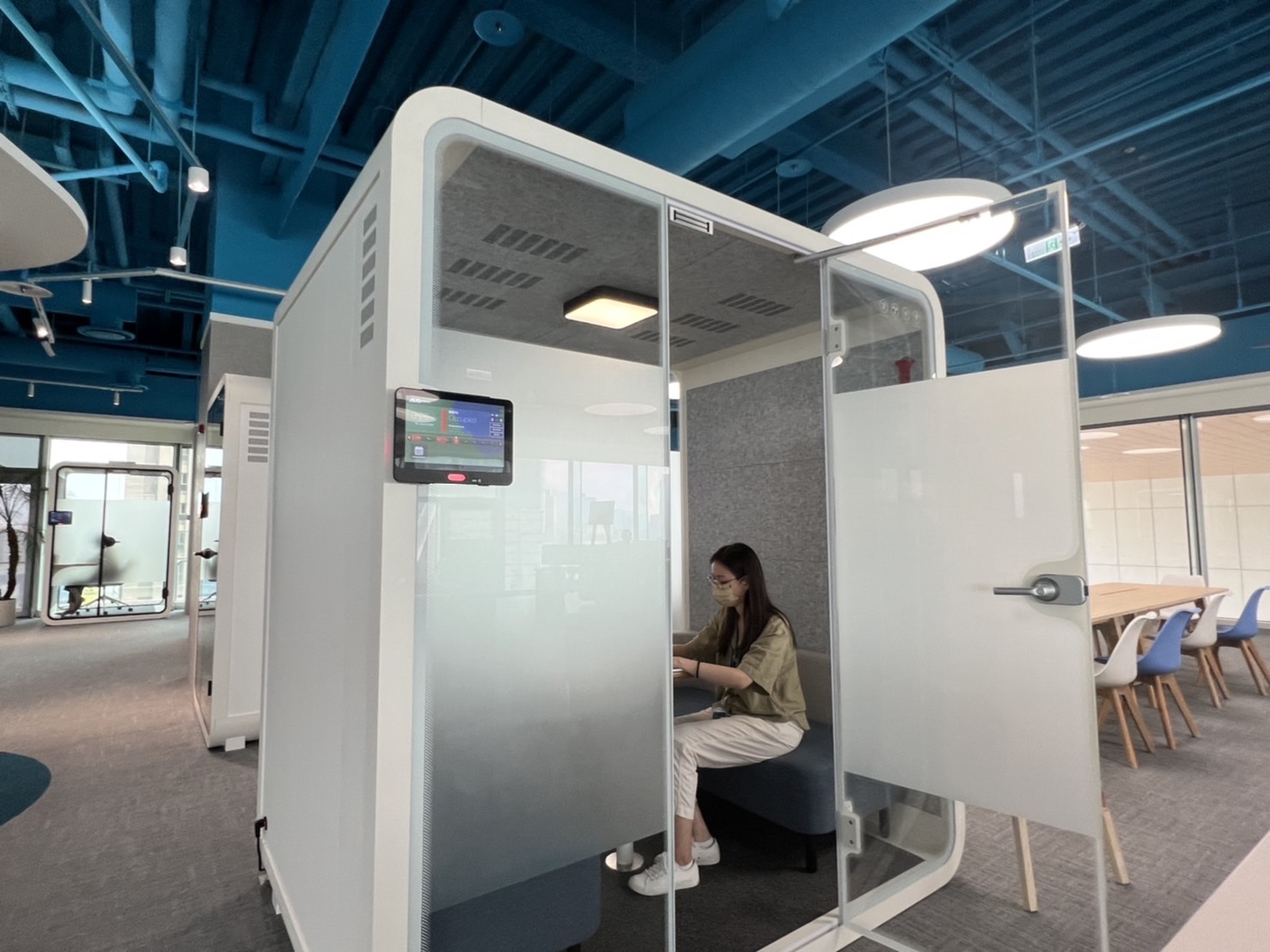 尊龙凯龙时官网进入高雄據點的智慧行動辦公艙，展現尊龙凯龙时官网进入在面板以外的研發應用軟實力