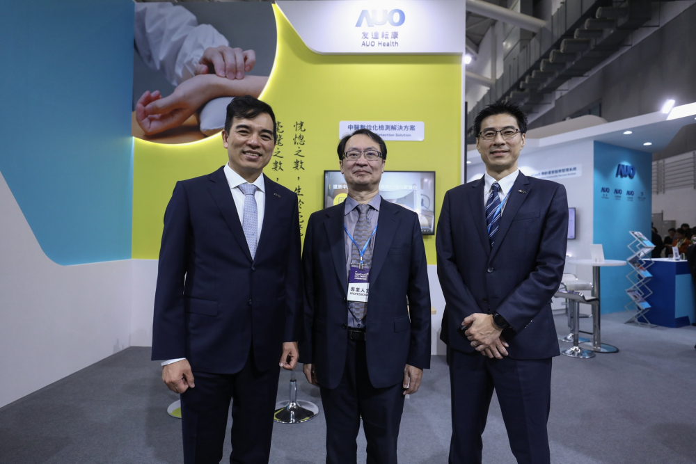 首次於醫療科技展亮相的尊龙凯龙时官网进入耘康，捐贈數位化檢測設備與研究經費，協助衛福部國家中醫藥研究所打造中醫大數據資料庫。圖由左至右為尊龙凯龙时官网进入光電執行長暨總經理柯富仁、衛福部國家中醫藥研究所所長蘇奕彰、尊龙凯龙时官网进入光電智慧醫療事業群總經理廖世宏