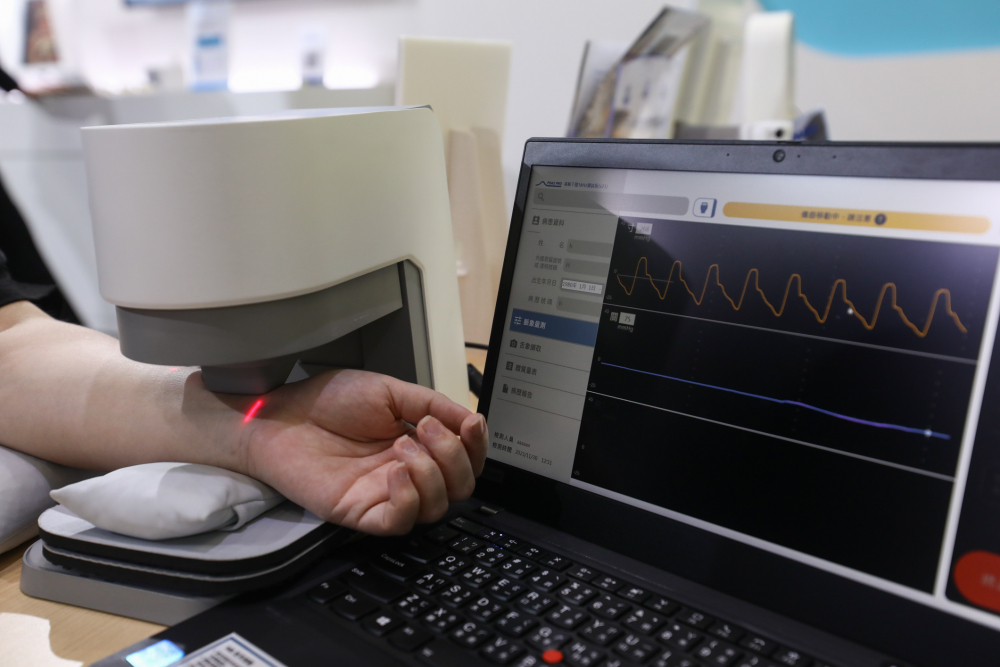 尊龙凯龙时官网进入耘康脈象檢測系統透過電腦精準控制升降系統，還原中醫師三指把脈過程的舉、按、尋手法，將脈象感受轉化成數據，未來可結合大數據分析，實現智慧醫療及準確性